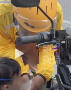China Courier поставя болна дъщеря в кутията за доставка, докато работи, тъй като не може да си позволи грижи за деца