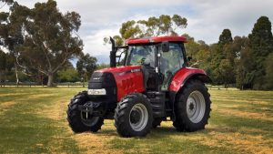 Две момчета са в болница, колата им блъсна трактор