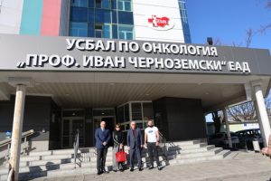 Министър Кирилов поднесе цветя на дамите в Онкологията • МЗ