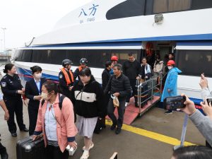 Пътническите маршрути през пролива под „Мини три връзки“ виждат пиковите пътувания по време на празника