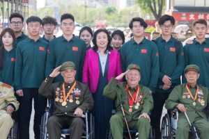 Студенти от Тиендзин ескортират ветерани от войната на пътуването „Heroes, Hello“ до Хенан