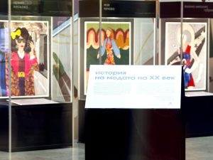 СОЦИАЛНАТА И ЕКОЛОГИЧНАТА КАУЗА НА БЧК „ДАРИ ДРЕХА“, ПРЕТВОРЕНА В ИЗЛОЖБАТА „ВЕК НА СТИЛ. ИСТОРИЯ НА МОДАТА НА XX ВЕК“